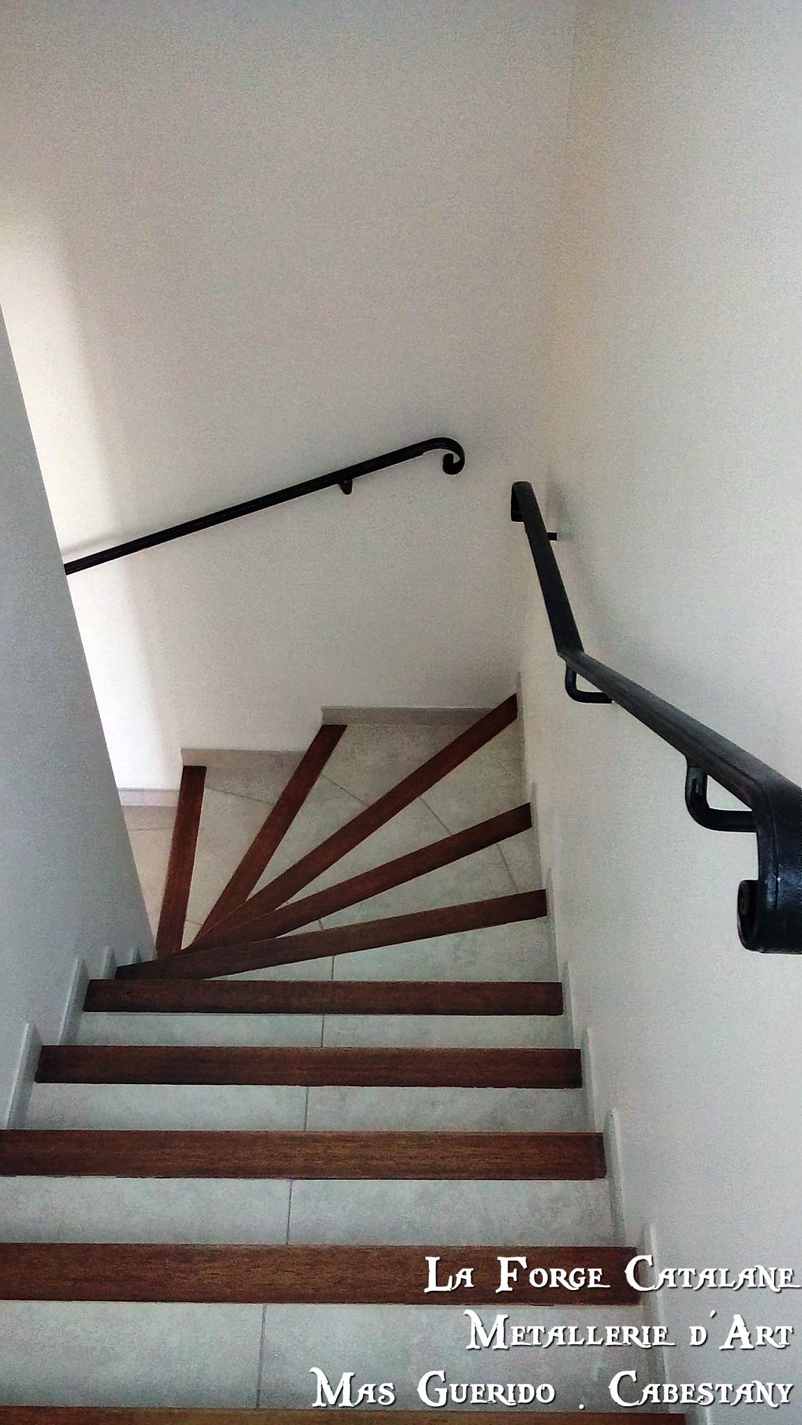 main courante en fer plat moulurer avec crosse de finition brut industriel forge catalane.jpg